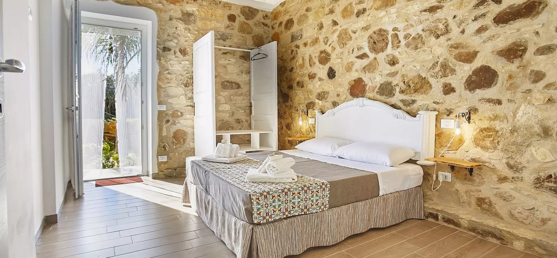 Camere spaziose, con inserti in pietra